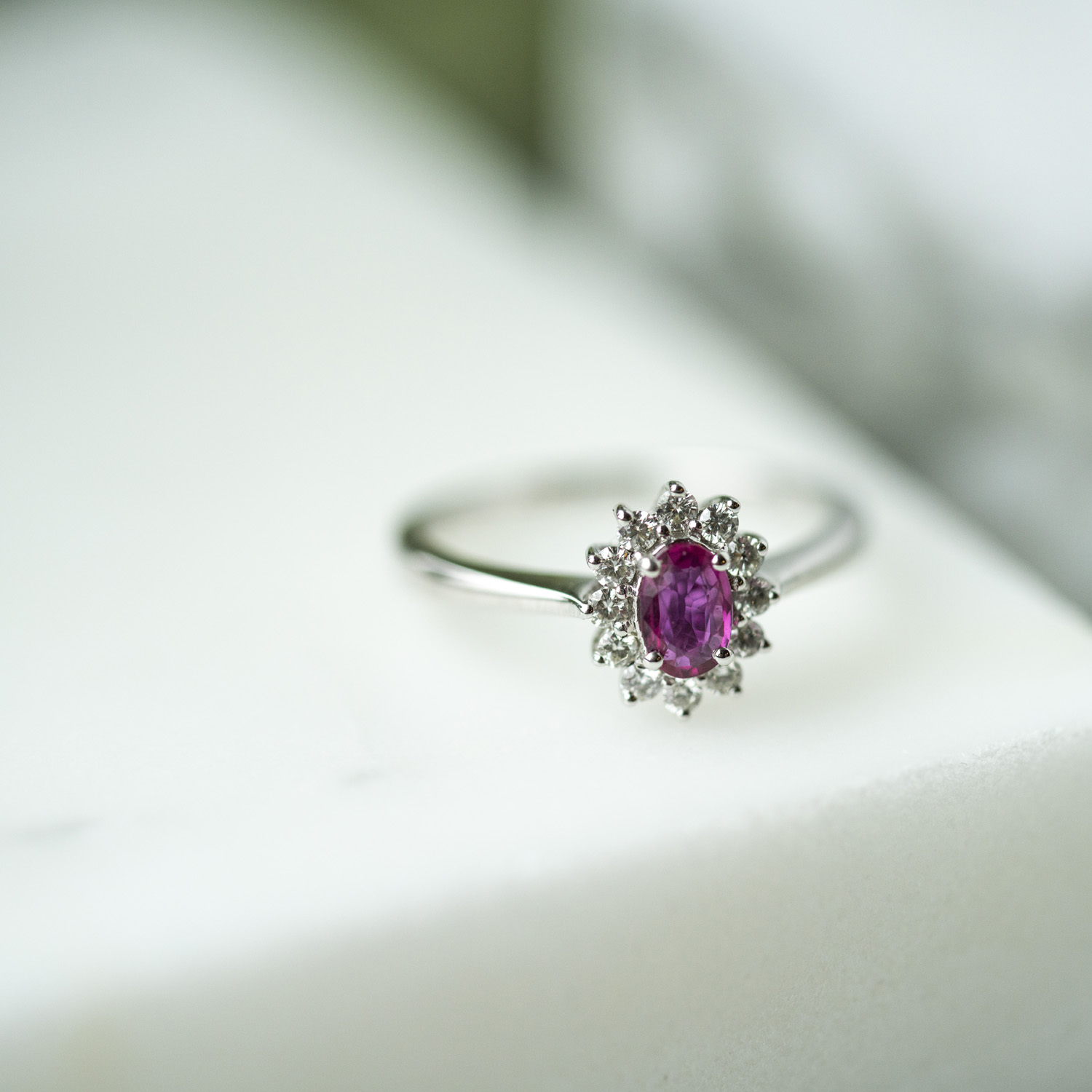 Bilde nummer 2 av Gold Collection, Ring i 585 hvitt gull med diamanter 0,24 ct og rubin