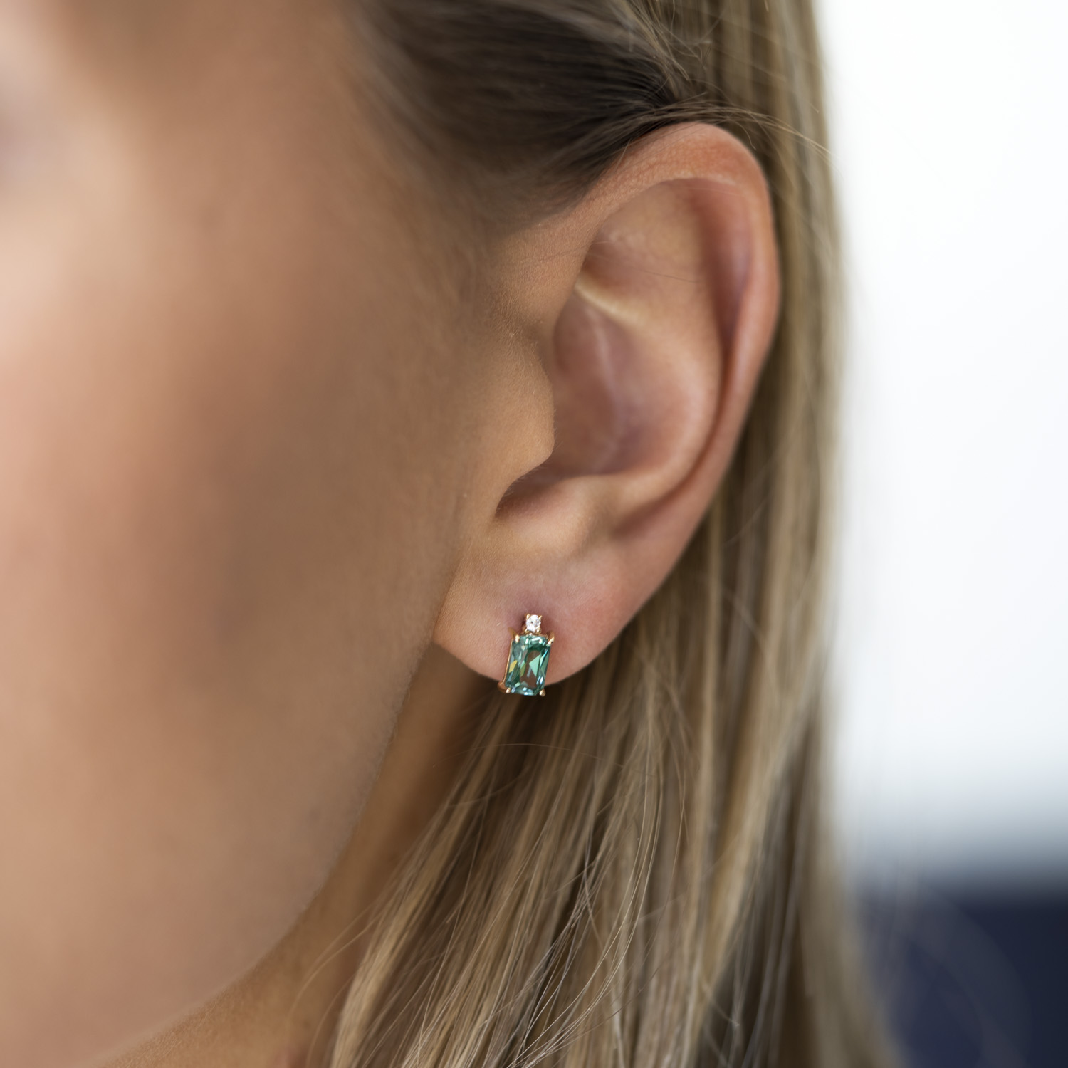 Bilde nummer 2 av Pan Jewelry, Øredobber i 585 gult gull med zirkonia og syntetisk grønn spinell