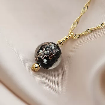 Bilde nummer 2 av Pan Jewelry, Anheng i 925 forgylt sølv med brunsort glasskule
