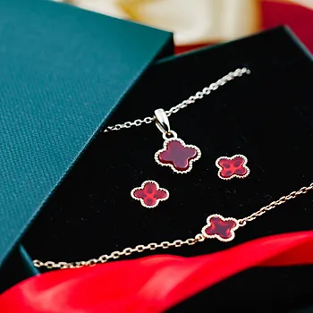 Bilde nummer 3 av Kløver armbånd i 925 forgylt sølv med syntetisk rød agat