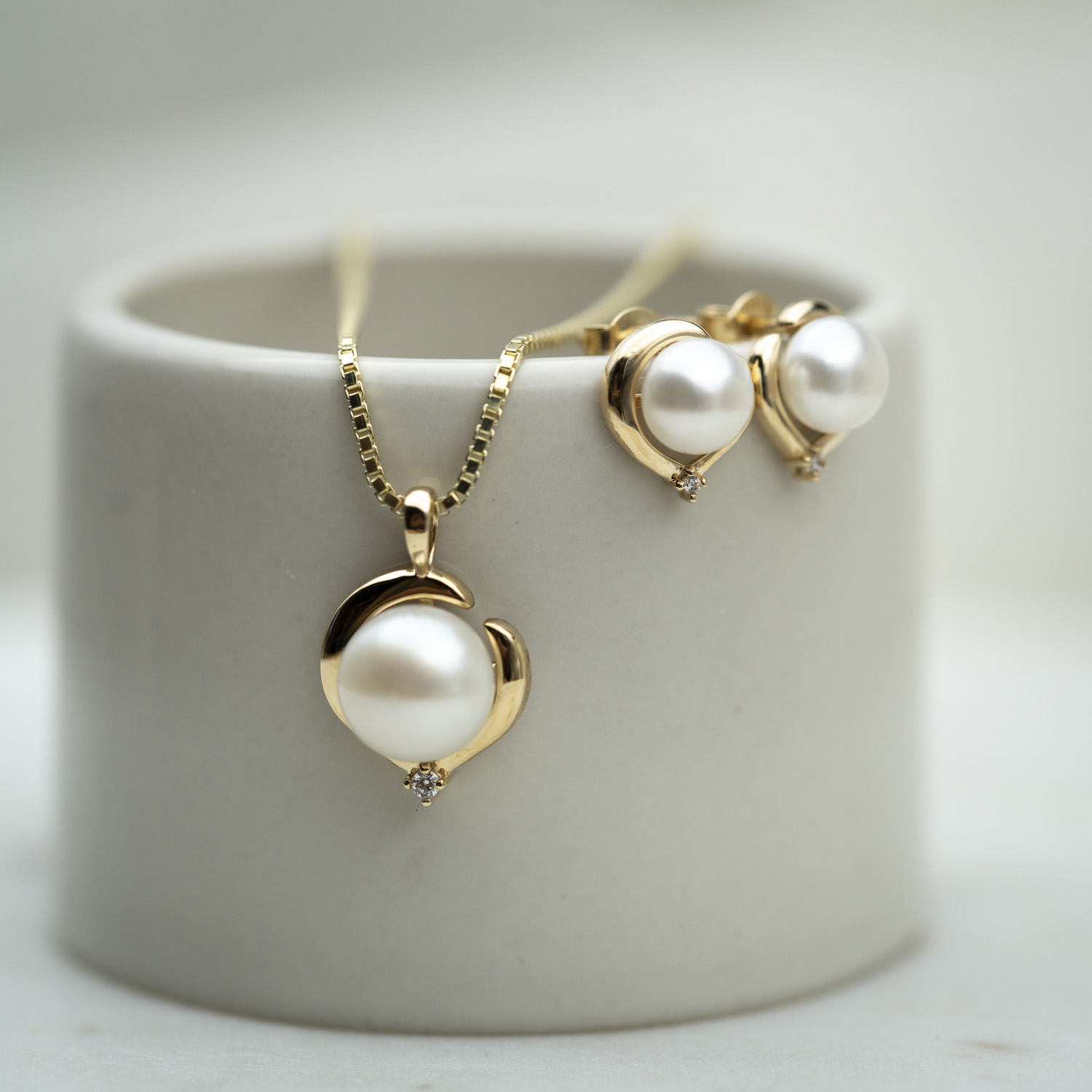 Bilde nummer 4 av Pan Jewelry, Øredobber i 585 gult gull med ferskvannsperle og zirkonia