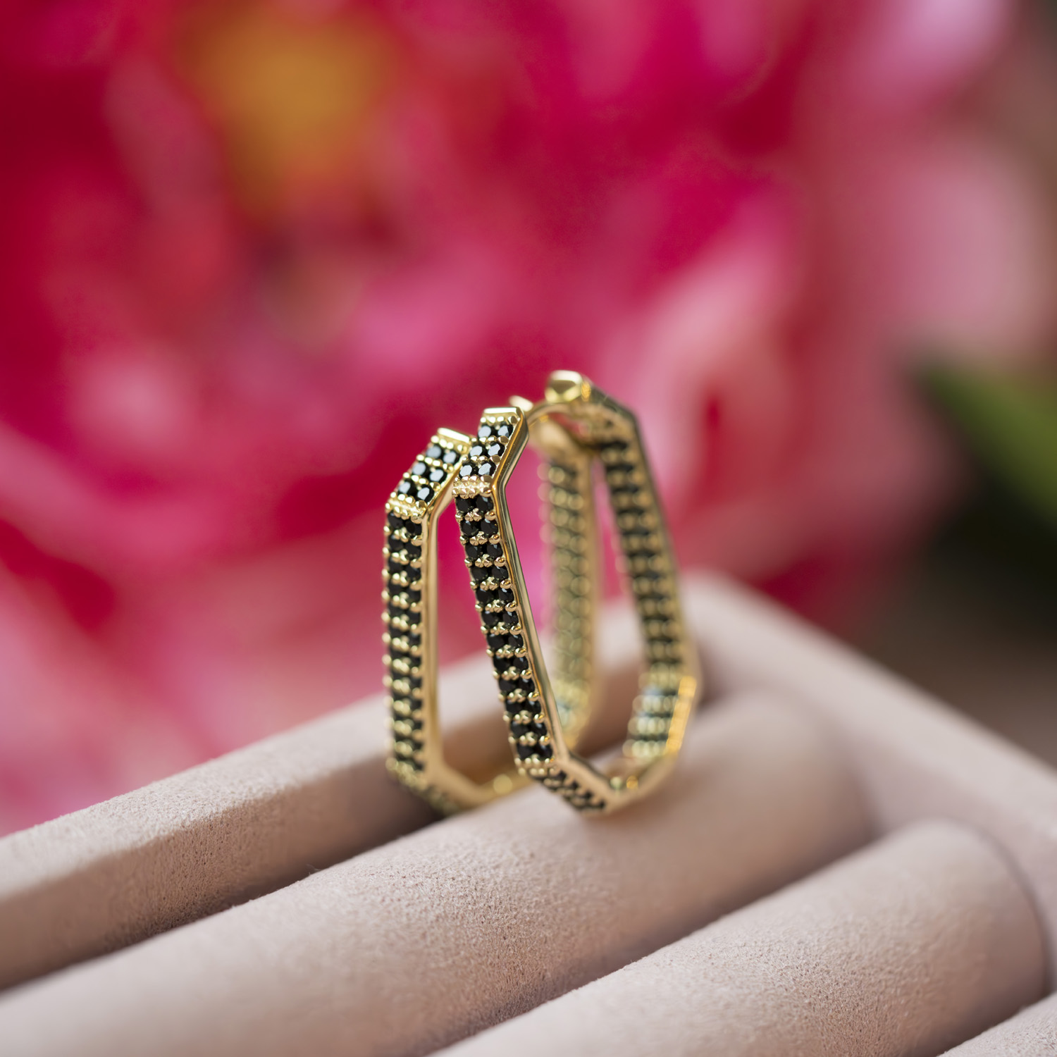 Bilde nummer 4 av Janne Formoe by Pan Jewelry, Øreringer i 925 forgylt sølv med sort zirkonia