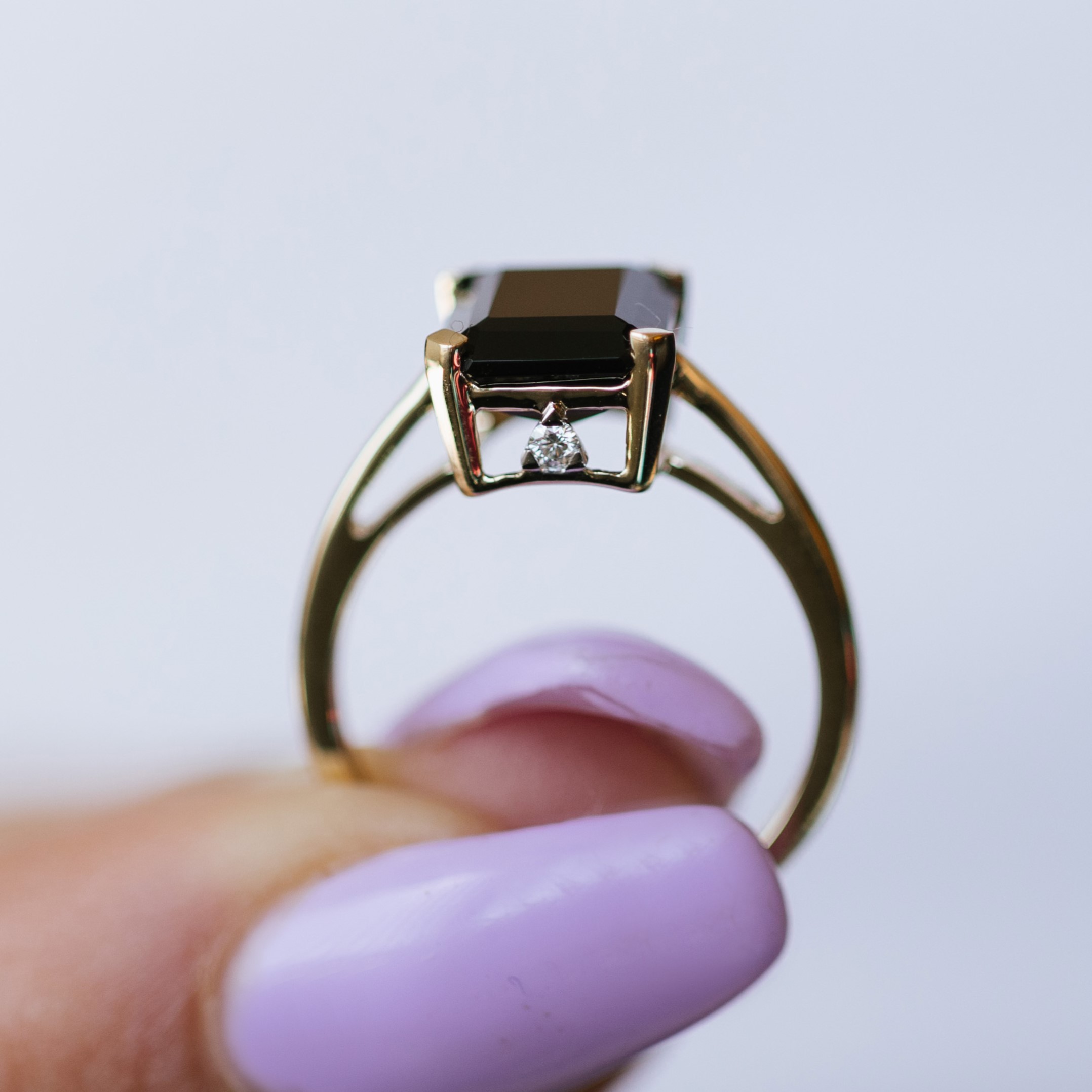 Bilde nummer 3 av Michelle diamantring i 585 gult gull med diamanter 0,04 ct og sort onyx