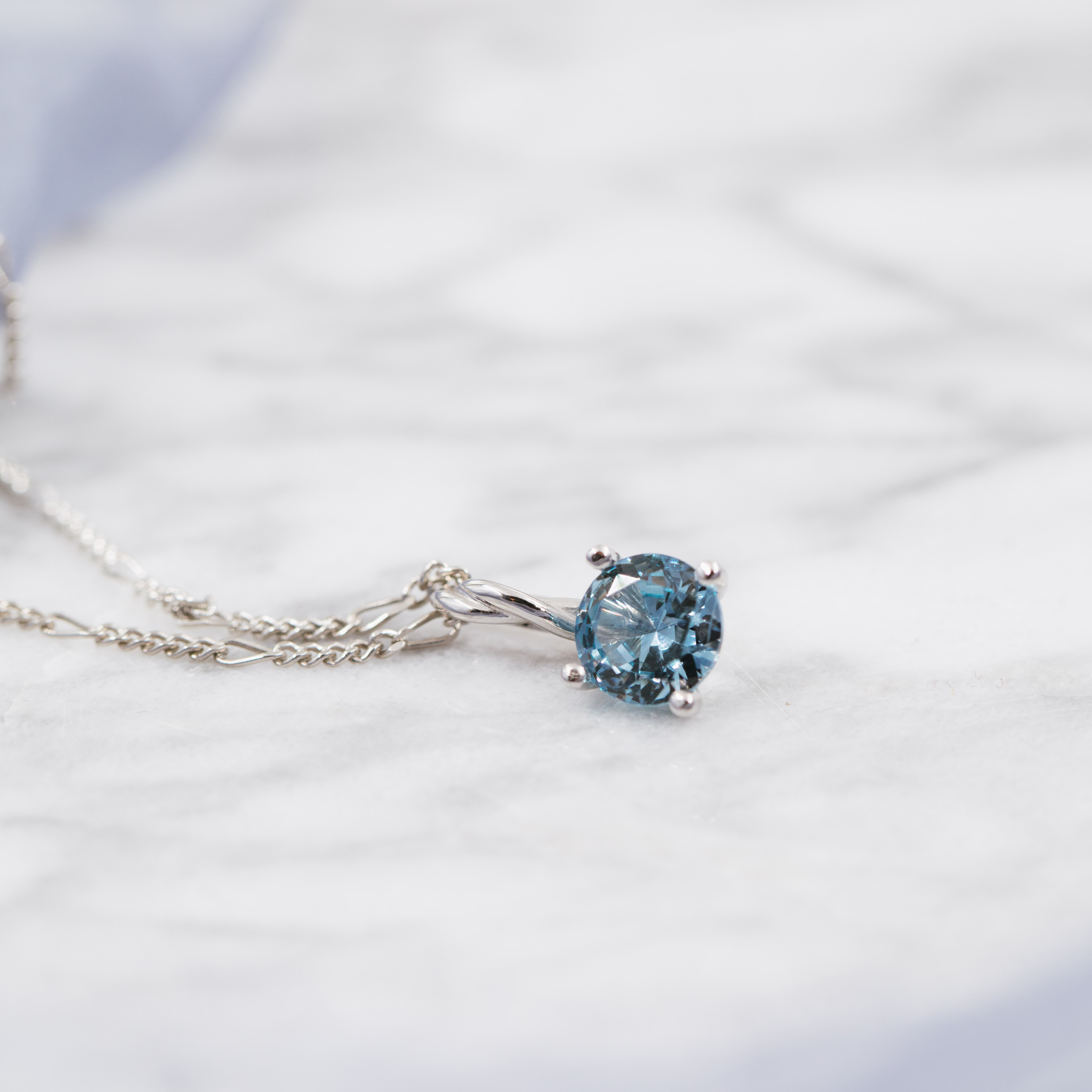 Bilde nummer 3 av Pan Jewelry Drops, Anheng i 585 hvitt gull med syntetisk Akvamarin