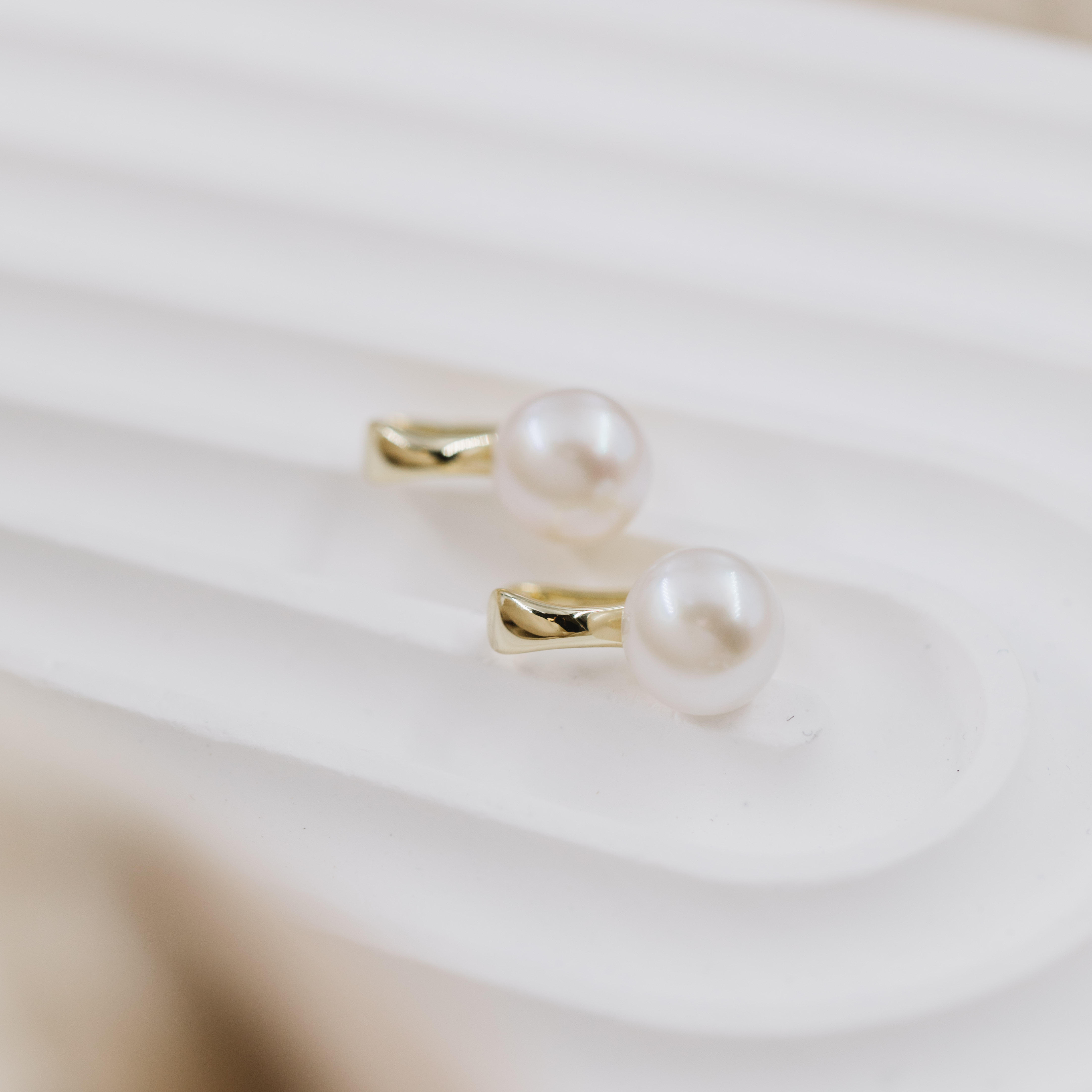 Bilde nummer 4 av Pan Jewelry, Øredobber i forgylt 925 sølv med syntetisk perle