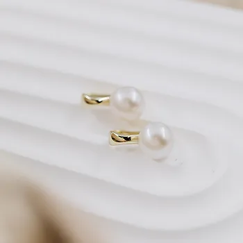 Bilde nummer 4 av Pan Jewelry, Øredobber i forgylt 925 sølv med syntetisk perle