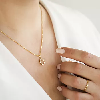 Bilde nummer 2 av Pan Jewelry, Anheng i 585 gult gull med ferskvannsperler og zirkonia med sirkel