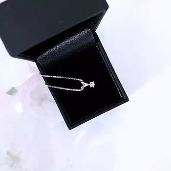 Bilde nummer 3 av Olivia anheng i 585 hvitt gull med diamant 0,15 ct
