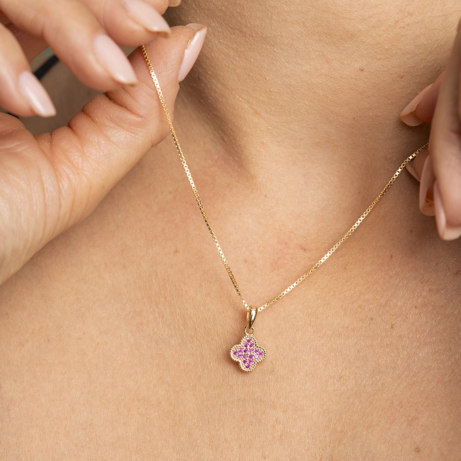 Bilde nummer 2 av Pan Jewelry, Kløver smykke i forgylt 925 sølv med rosa zirkonia