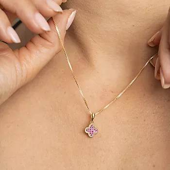 Bilde nummer 2 av Pan Jewelry, Kløver smykke i forgylt 925 sølv med rosa zirkonia