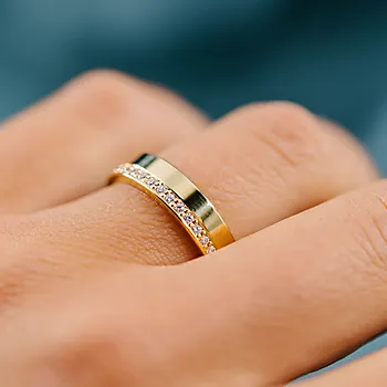 Bilde nummer 3 av Giftering i 585 gult gull med diamanter 0,15 CT | 5 mm bredde