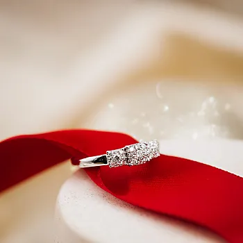 Bilde nummer 3 av Line diamantring i 375 hvitt gull 0,25 ct