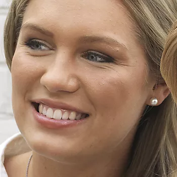 Bilde nummer 3 av Blomdahl, Øredobber i medisinsk titan med hvit Swarovski krystallperle