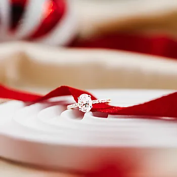 Bilde nummer 3 av Julie diamantring i 375 gult gull 0,12 ct med moissanite