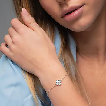 Bilde nummer 2 av Kløver armbånd i 925 sølv med perlemor