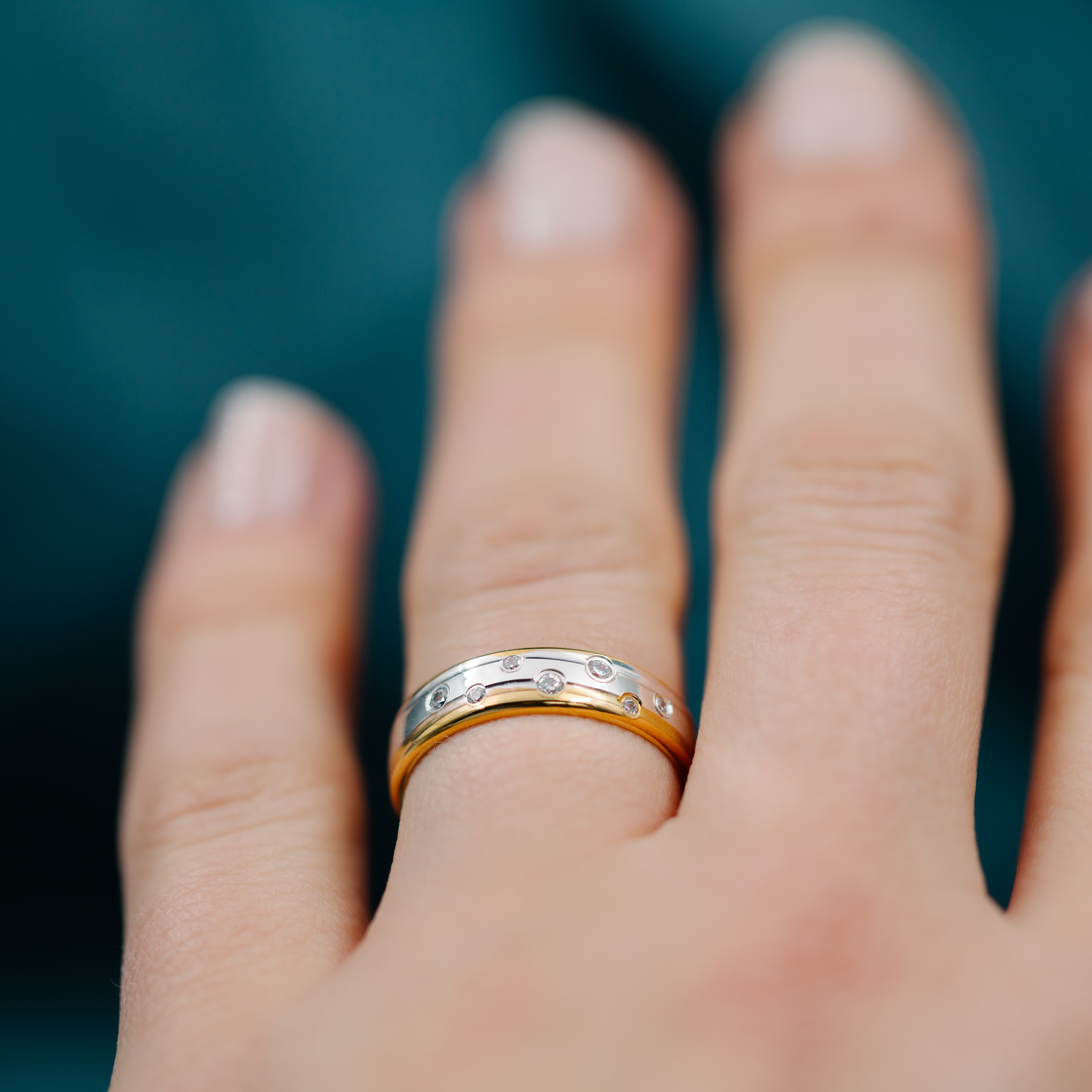 Bilde nummer 3 av Giftering i 585 gult og hvitt gull med diamanter 0,10 ct | 5 mm bredde