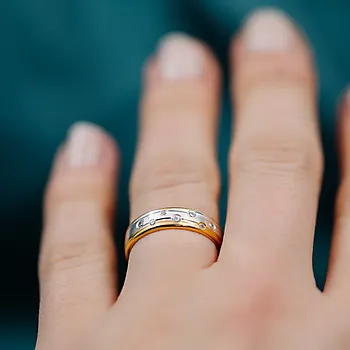 Bilde nummer 3 av Giftering i 585 gult og hvitt gull med diamanter 0,10 ct | 5 mm bredde