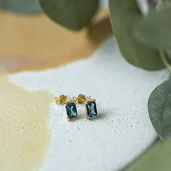 Bilde nummer 2 av Pan Jewelry, Øredobber i 585 gult gull med zirkonia og blå glassten
