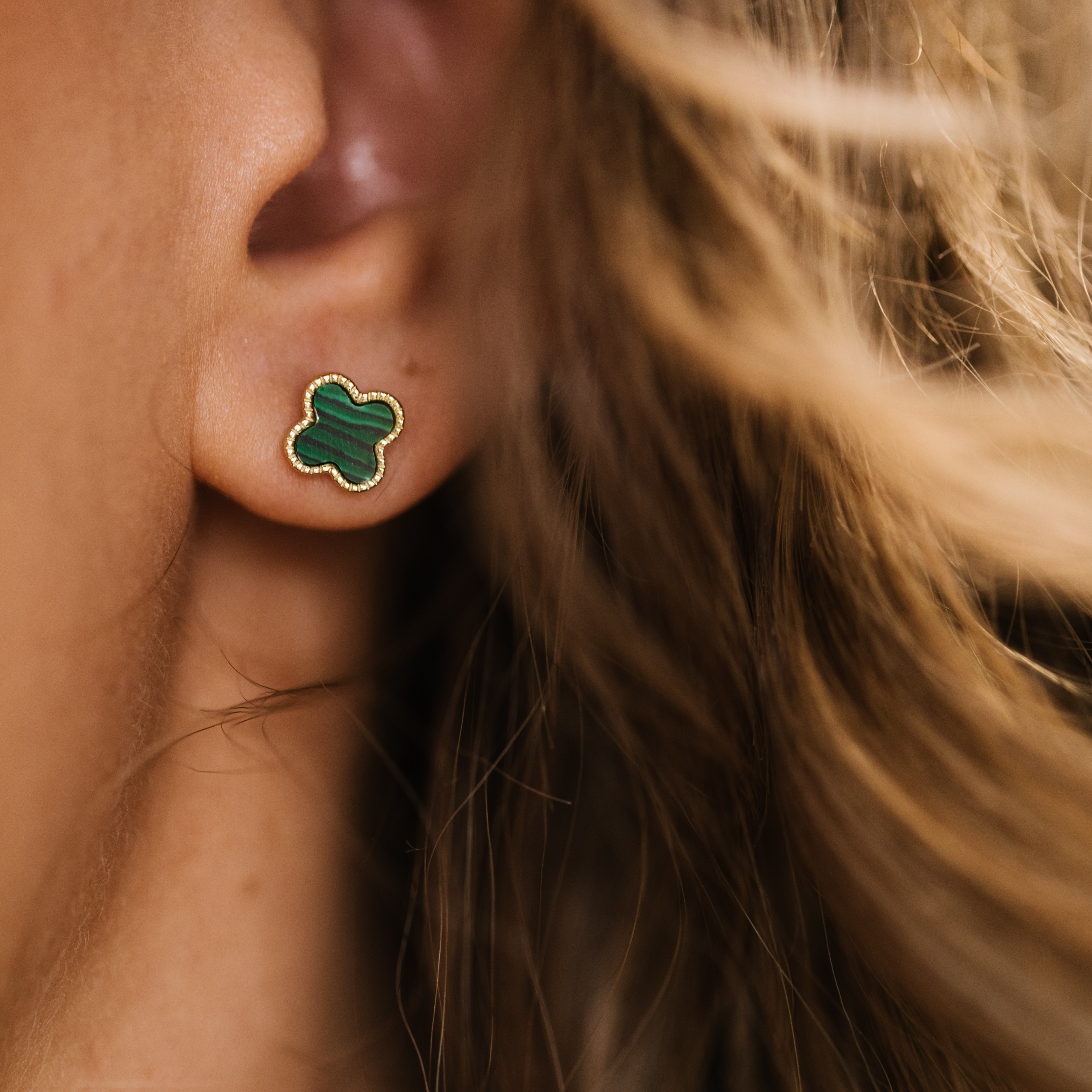 Bilde nummer 4 av Pan Jewelry, Kløver øredobber i forgylt 925 sølv med grønn syntetisk malakitt