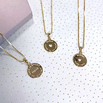 Bilde nummer 3 av Pan Jewelry, Smykke i forgylt 925 sølv med tekst 'FAMILY CLOSE TO MY HEART'