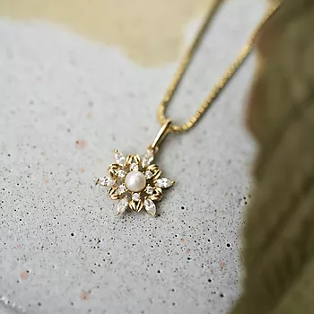 Bilde nummer 4 av Pan Jewelry, Anheng i 585 gult gull med zirkonia og ferskvannsperle