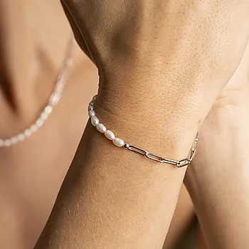 Bilde nummer 2 av Pan Jewelry, Armbånd i 925 rhodinert sølv med ferskvannsperler