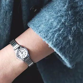 Bilde nummer 3 av Lorus, Dameklokke i stål med lenke og hvit skive