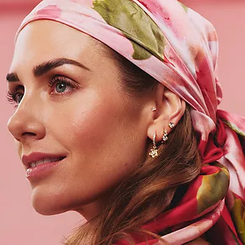 Bilde nummer 2 av Sweet Petal øreringer i forgylt messing med blomst