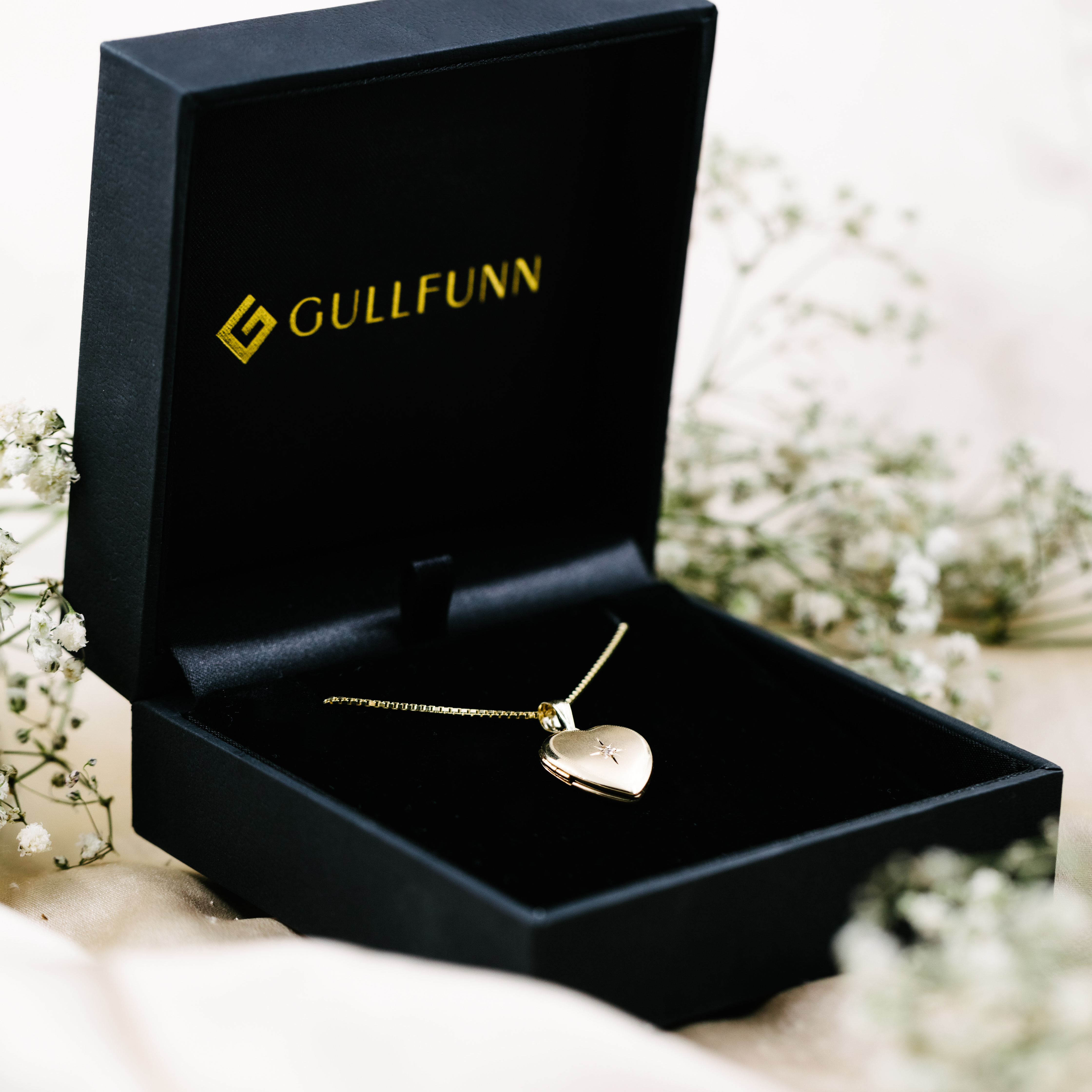 Bilde nummer 3 av Pan Jewelry, Medaljong i 585 gult gull med hjerte og diamant 0,01 ct
