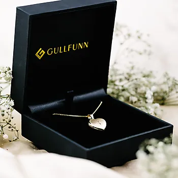 Bilde nummer 3 av Pan Jewelry, Medaljong i 585 gult gull med hjerte og diamant 0,01 ct