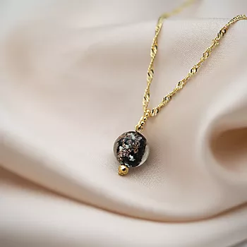Bilde nummer 3 av Pan Jewelry, Anheng i 925 forgylt sølv med brunsort glasskule