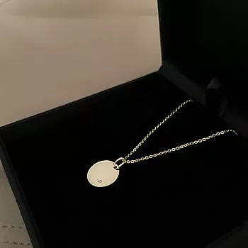 Bilde nummer 2 av Pan Jewelry, Anheng i 585 gult gull med rund graveringsplate og diamant 0,005 ct