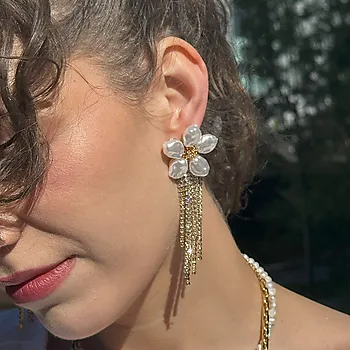 Bilde nummer 2 av Tone Damli by A&C, Blossom øredobber i forgylt stål med syntetiske perler og krystaller