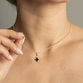 Bilde nummer 4 av Pan Jewelry, Kløver smykke i forgylt 925 sølv med syntetisk sort agat