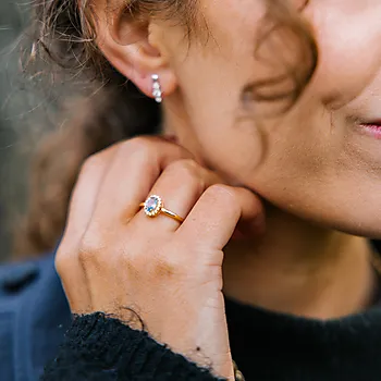 Bilde nummer 3 av Pan Jewelry, Athens Charm ring i forgylt 925 sølv med syntetisk blå spinell