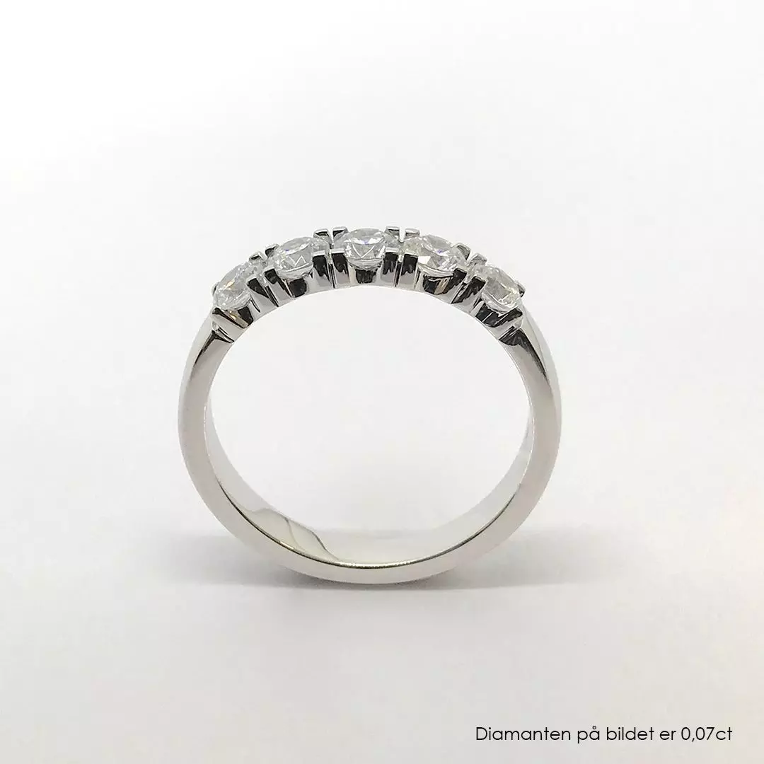Bilde nummer 3 av Pan Jewelry, Angelica alliansering i 585 hvitt gull med diamanter 0,25 ct WSI