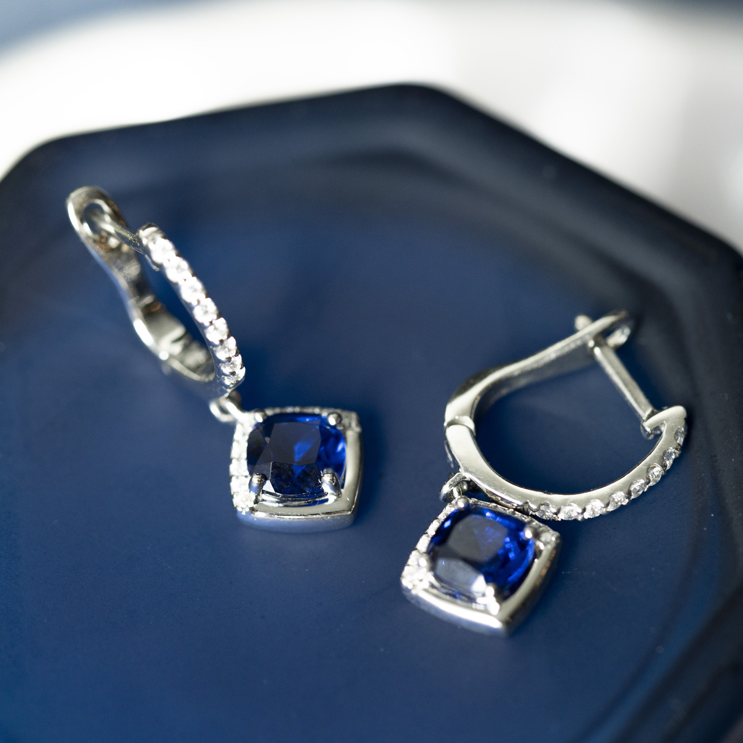 Bilde nummer 4 av Pan Jewelry, Øreringer i 925 sølv med blå zirkonia