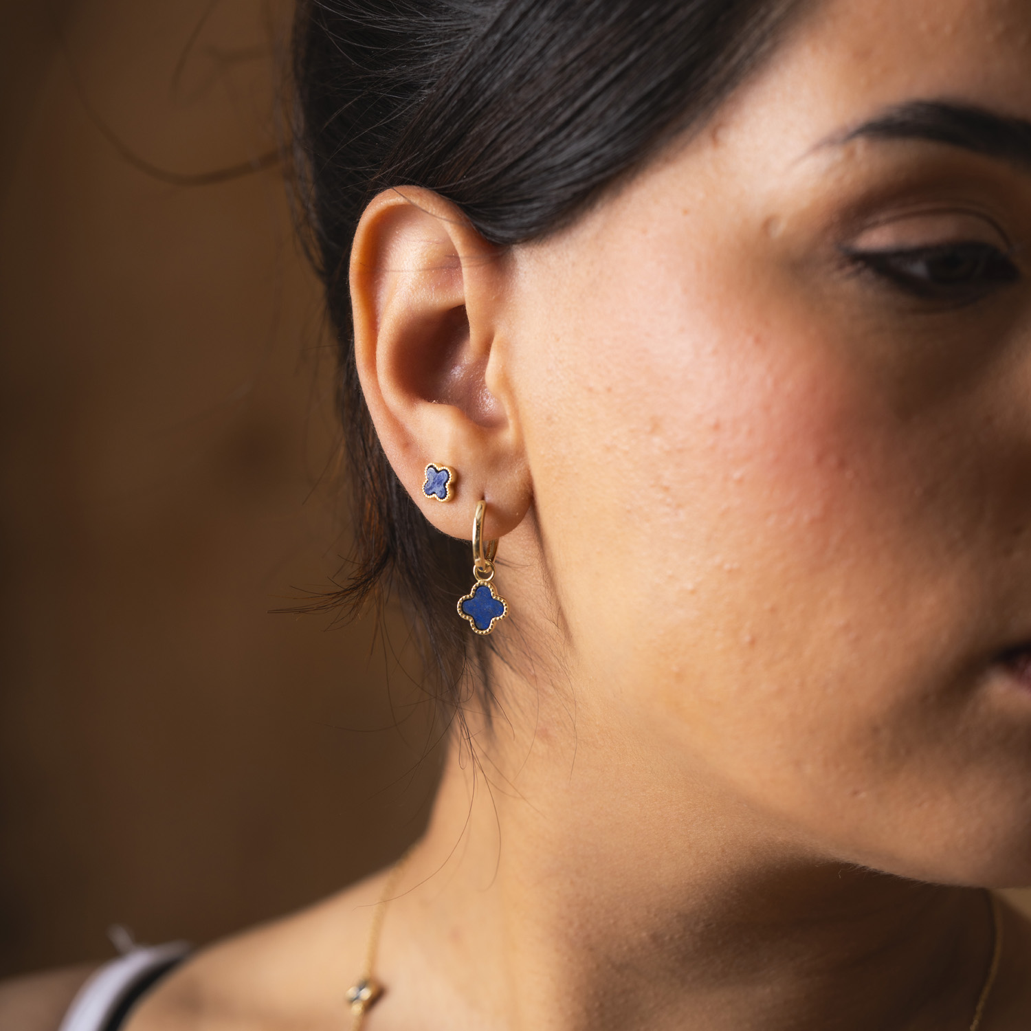 Bilde nummer 4 av Pan Jewelry, Kløver øreringer i forgylt 925 sølv med havblå lapis lazuli