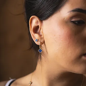 Bilde nummer 4 av Pan Jewelry, Kløver øreringer i forgylt 925 sølv med havblå lapis lazuli