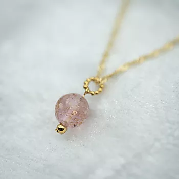 Bilde nummer 3 av Pan Jewelry, Anheng i 925 forgylt sølv med lyserosa glasskule