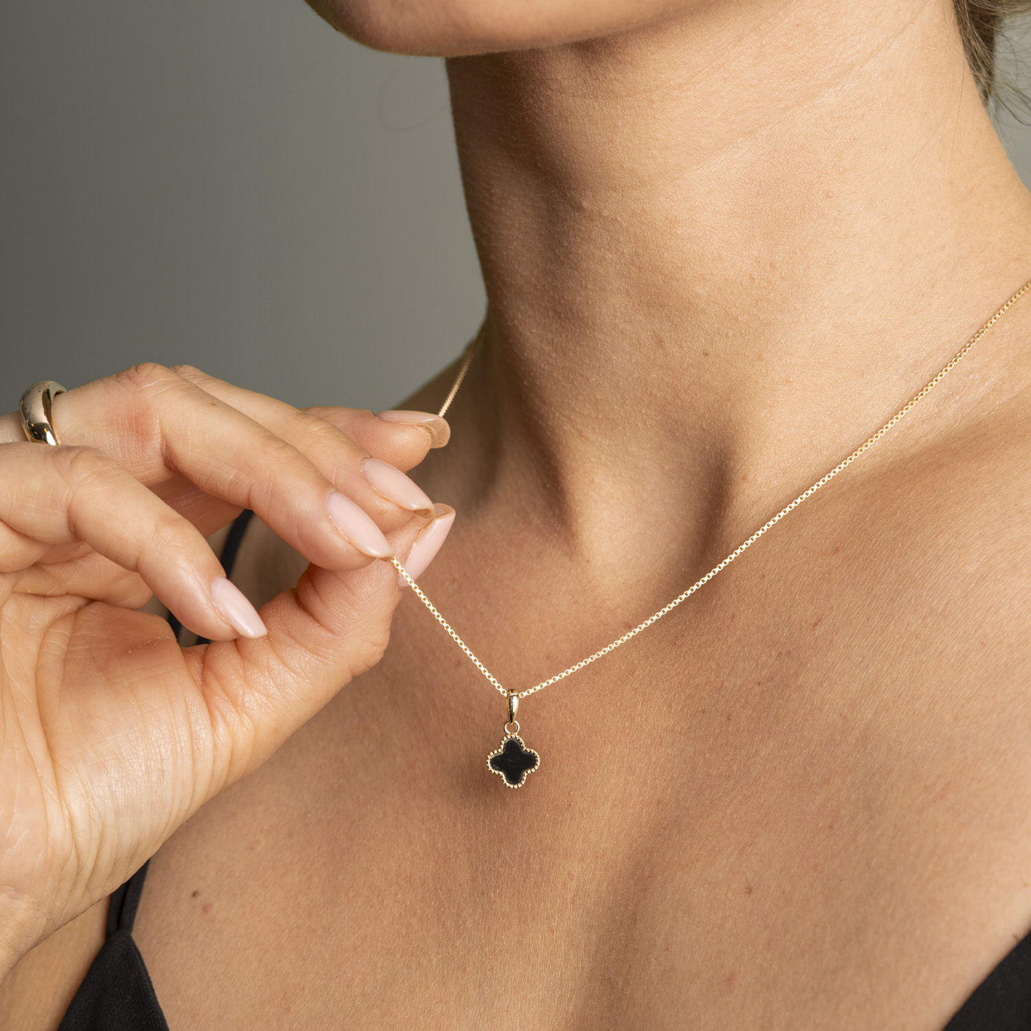 Bilde nummer 2 av Pan Jewelry, Kløver smykke i forgylt 925 sølv med syntetisk sort agat