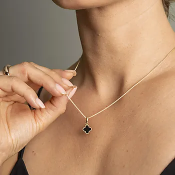 Bilde nummer 2 av Pan Jewelry, Kløver smykke i forgylt 925 sølv med syntetisk sort agat