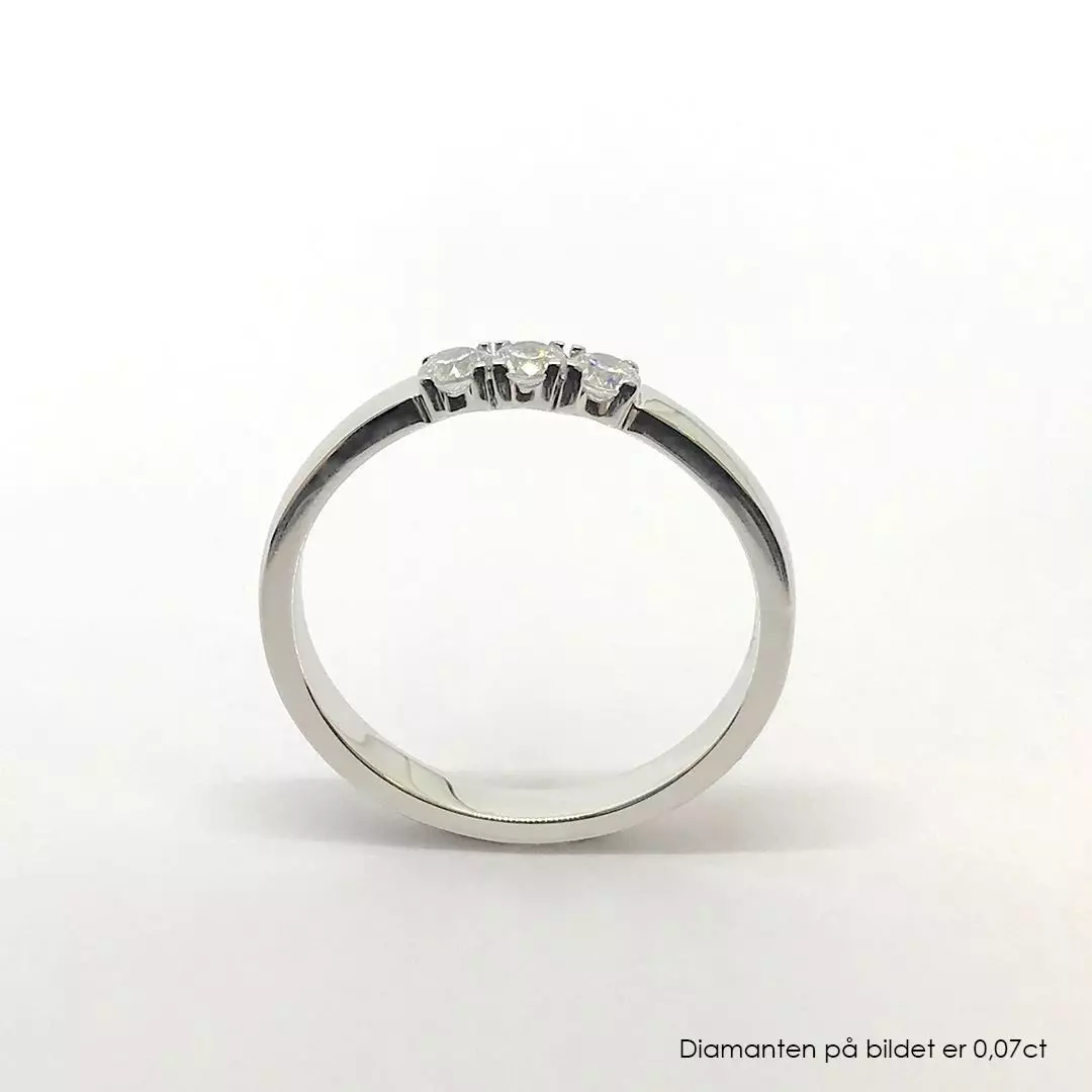 Bilde nummer 3 av Pan Jewelry, Angelica alliansering i 585 hvitt gull med diamanter 0,09 ct WSI