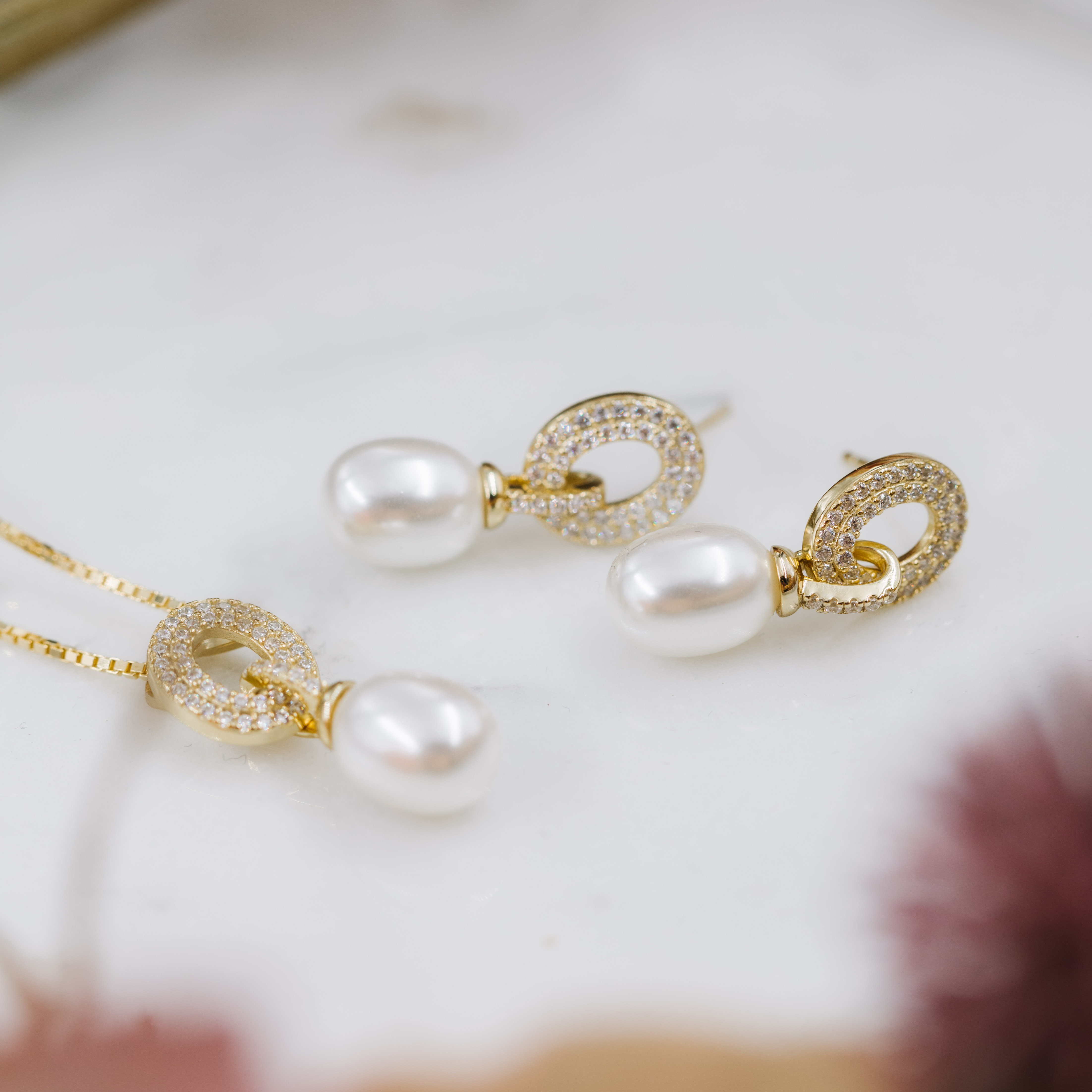 Bilde nummer 4 av Pan Jewelry, Øredobber i 925 forgylt sølv med syntetisk perle og zirkonia