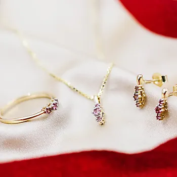 Bilde nummer 4 av Nora øredobber i 375 gult gull med turmalin