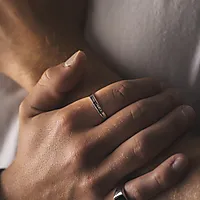 Bilde nummer 2 av Liam ring i 925 sølv med sort emalje
