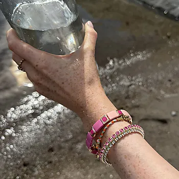 Bilde nummer 3 av Armbånd i messing med rosa emailje