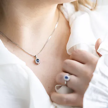 Bilde nummer 2 av Gold Collection, Anheng i 585 hvitt gull med diamanter 0,24 ct og safir