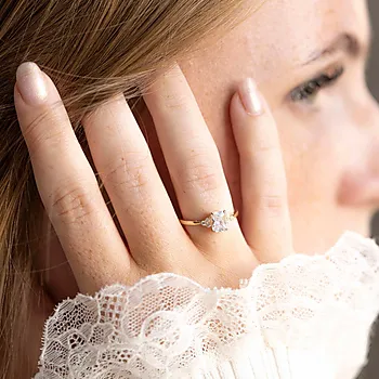 Bilde nummer 2 av Ring i 585 gult gull med zirkonia