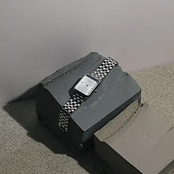 Bilde nummer 2 av Rosefield, The Octagon dameklokke i stål med lenke